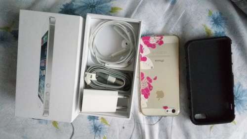 Unlocked Apple Iphone 5 32GB Silver with two backcovers for shockproof.
